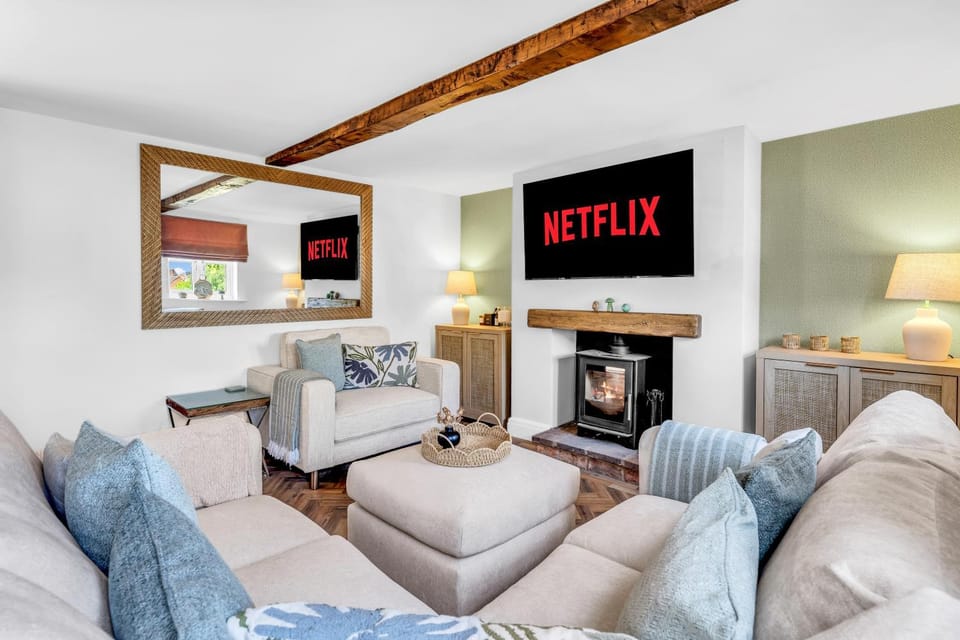 Communal lounge/ TV room, TV and multimedia, Living room, Seating area, Evening entertainment