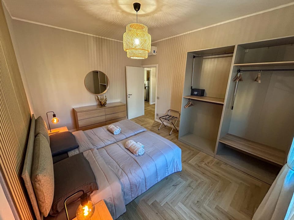 Bed, TV and multimedia, Living room, Photo of the whole room, Seating area, Bedroom, wardrobe