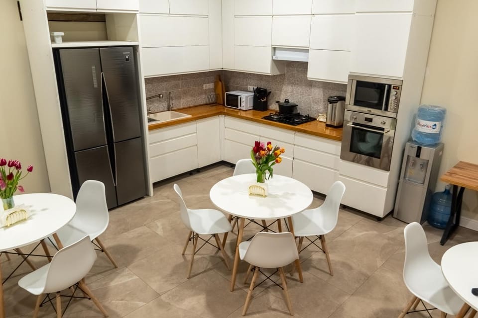 Coffee/tea facilities, Kitchen or kitchenette, Dining area, oven, stove