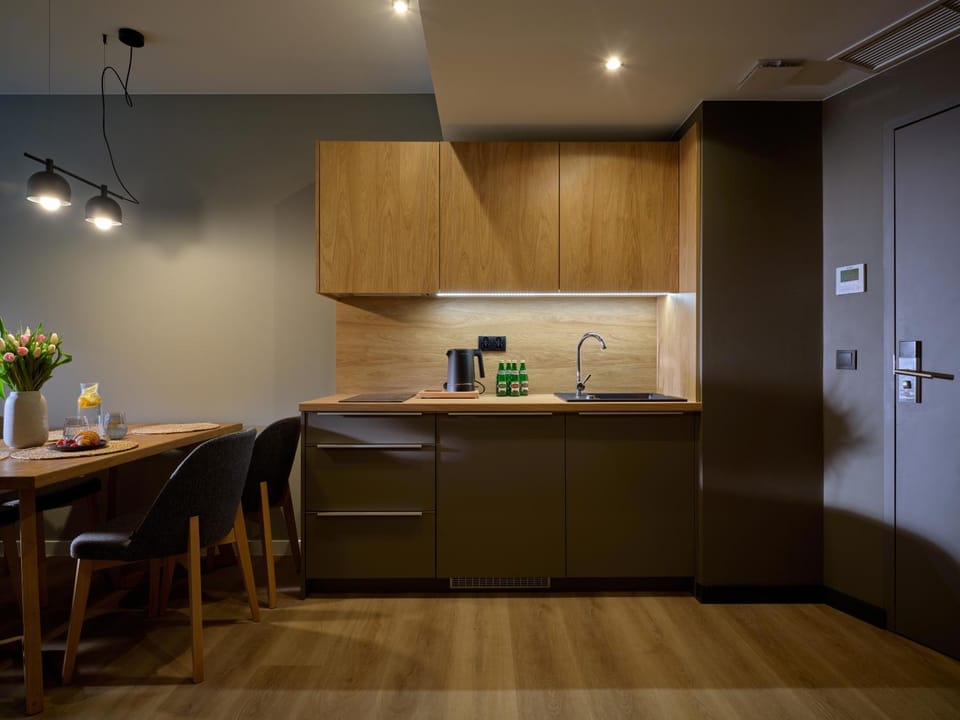 Kitchen or kitchenette, Dining area