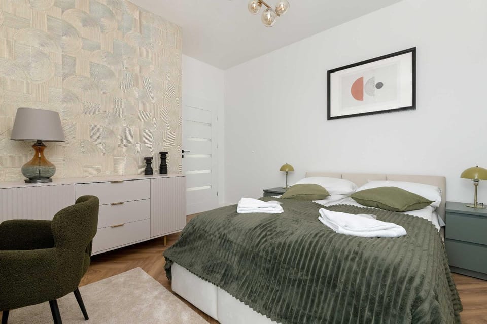 Bed, Photo of the whole room, Seating area, Bedroom, towels