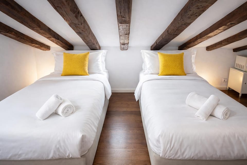 Bed, towels