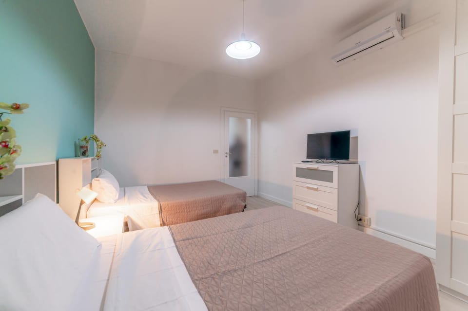 Bed, Photo of the whole room, Bedroom, wardrobe, air conditioner