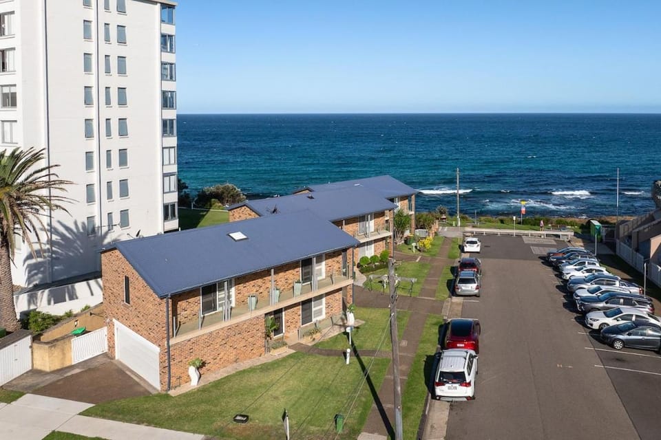 Property building, Day, Neighbourhood, Natural landscape, Sea view, Street view, Location, Parking