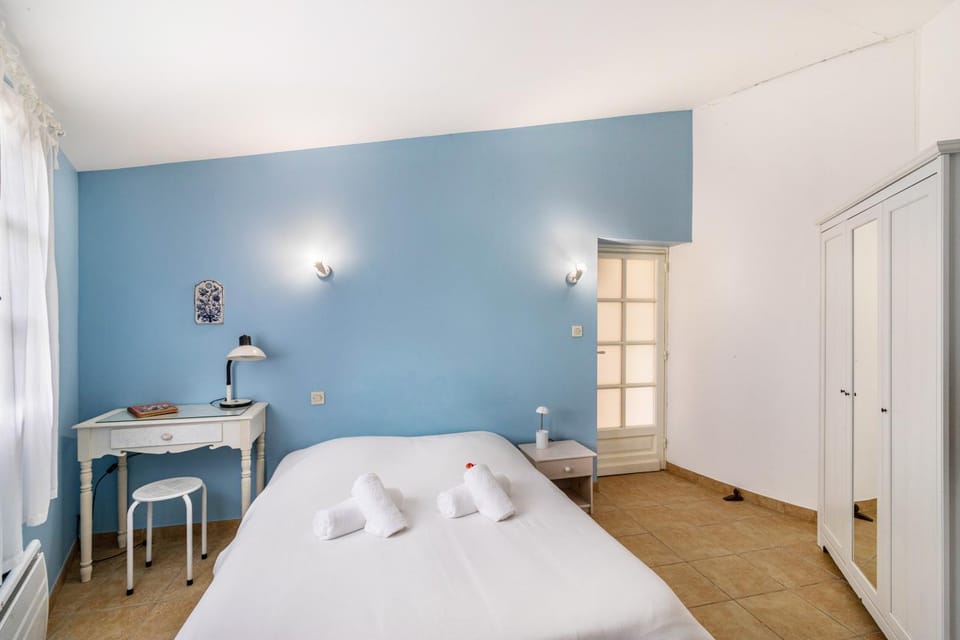 Property building, Living room, Bedroom