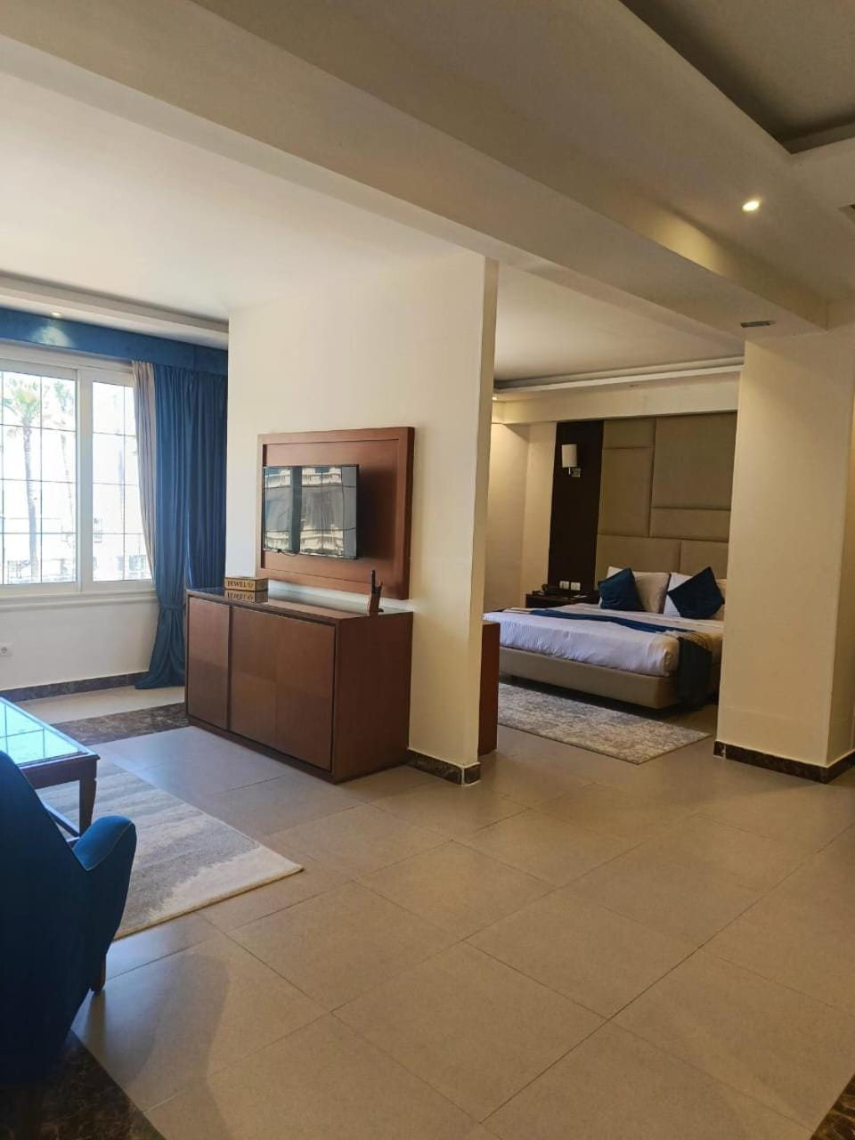Bed, TV and multimedia, Living room, Photo of the whole room, Seating area, Bedroom