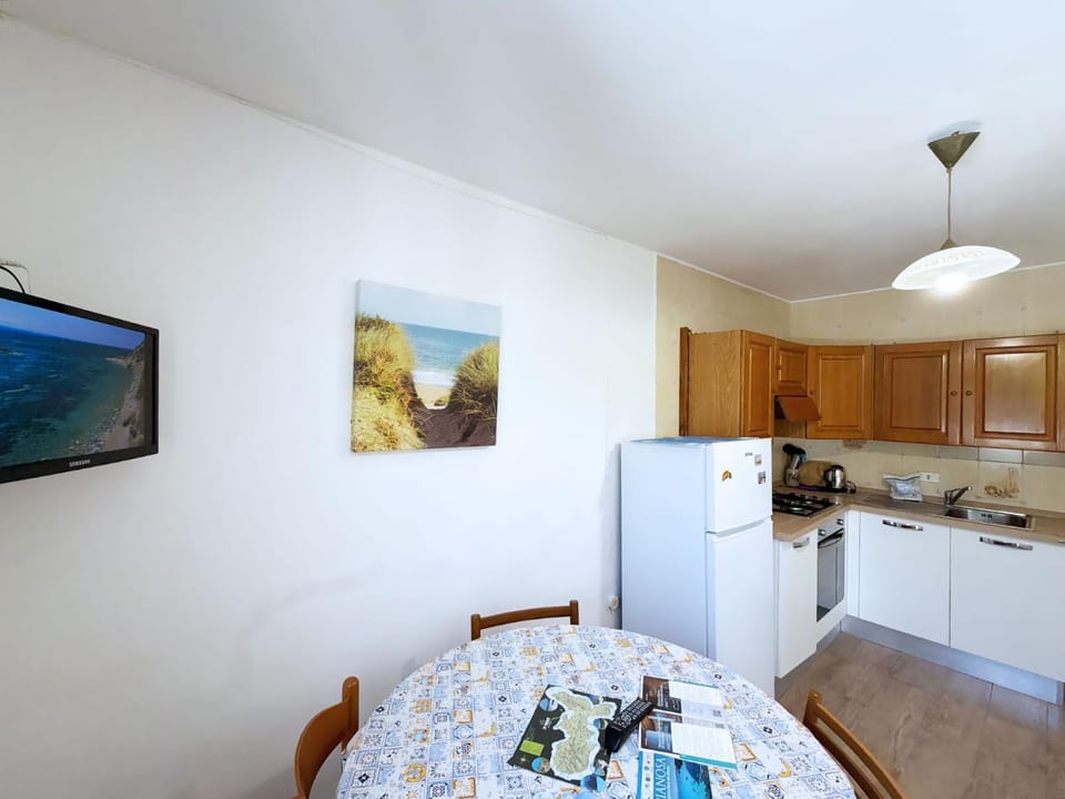 Kitchen or kitchenette, Living room, Seating area, oven, stove