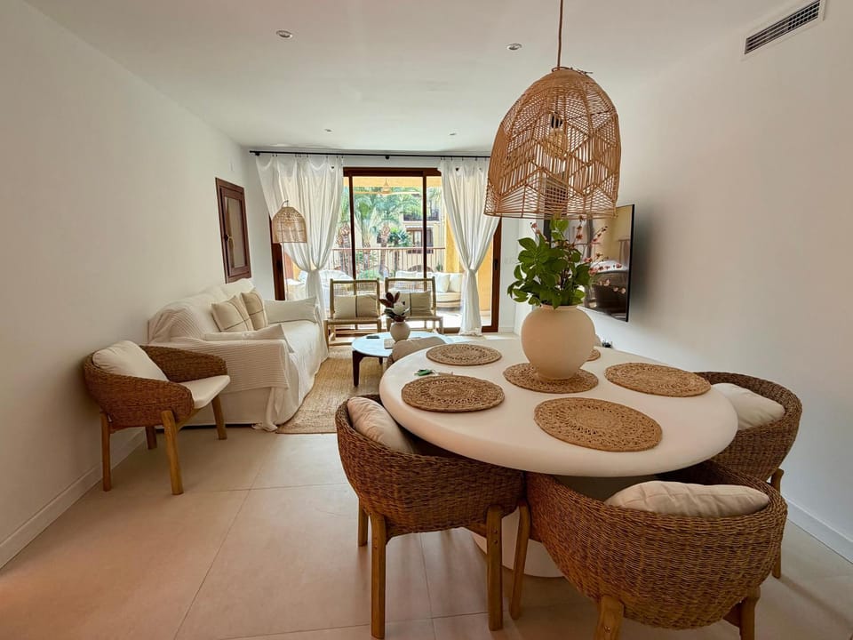 TV and multimedia, Living room, Dining area