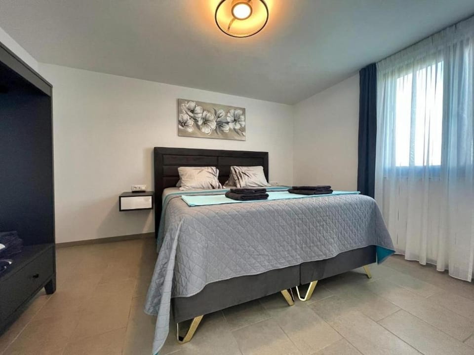 Apartment 4141-10 for 4 Pers in Zaton Zadar Apartment in Zadar County