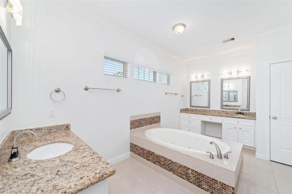 Evergreen peaceful home Apartment in Mission Bend