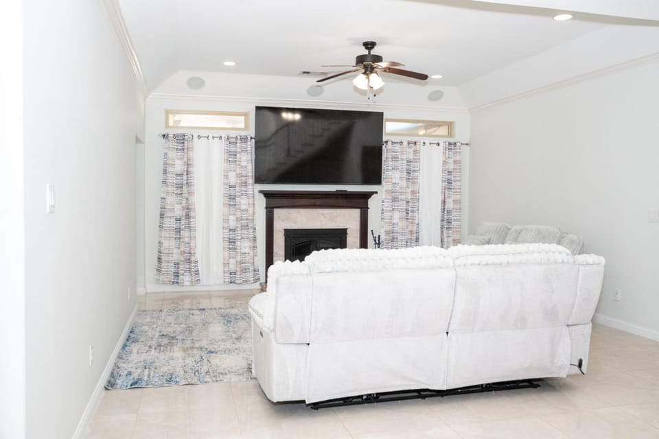 Evergreen peaceful home Apartment in Mission Bend