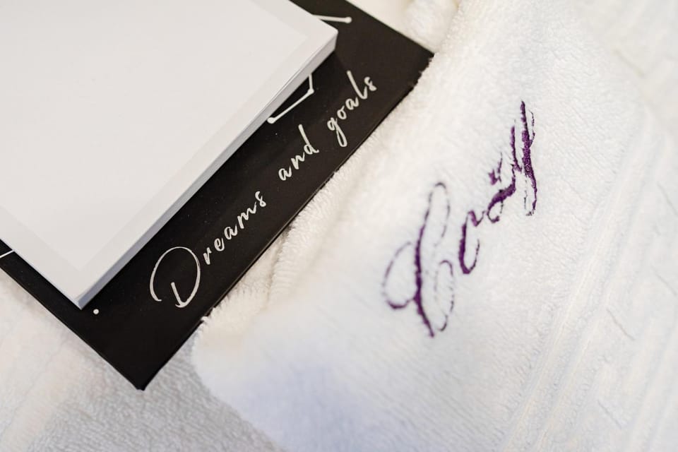 Bed, Property logo or sign, Photo of the whole room, Logo/Certificate/Sign, Bedroom, Text overlay, Certificate/Award