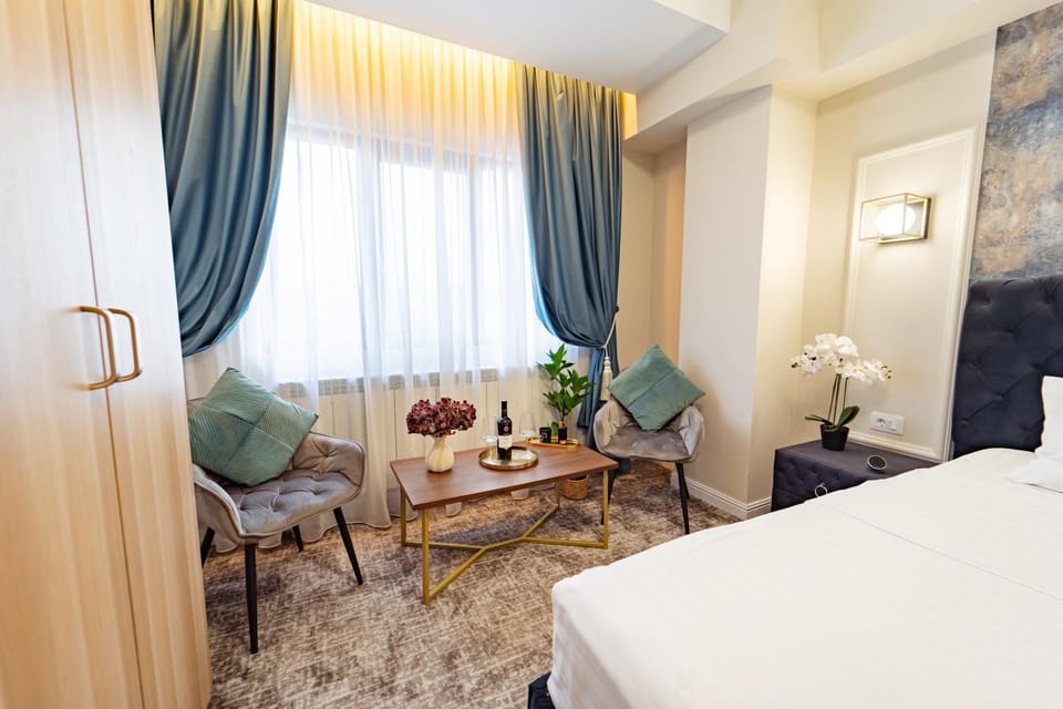Bed, Living room, Photo of the whole room, Seating area, Dining area, Bedroom