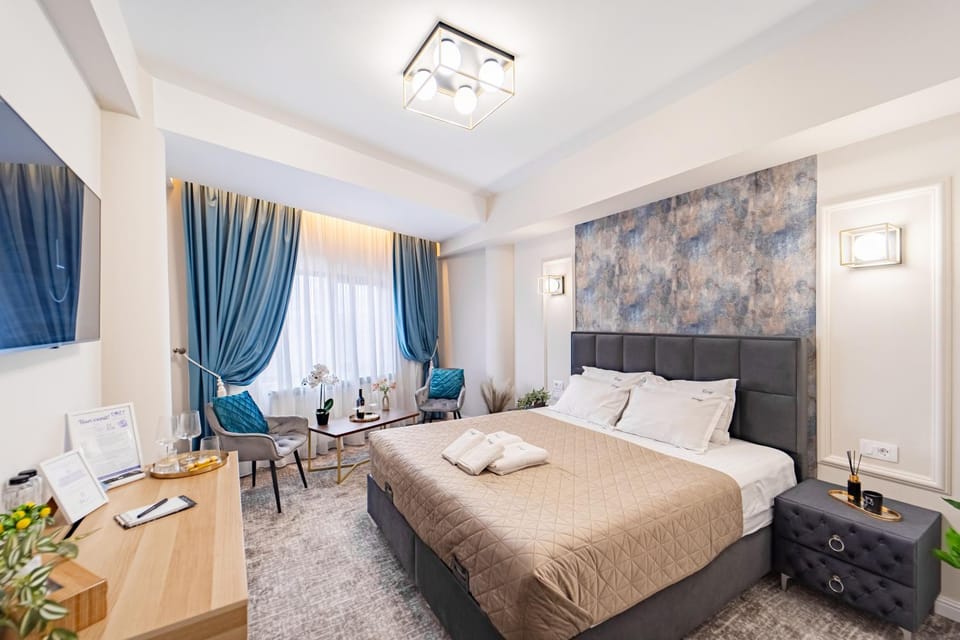 Bed, Living room, Photo of the whole room, Seating area, Bedroom
