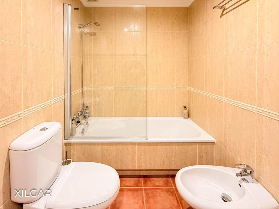 Shower, Toilet, Bathroom, Bath, bidet, towels