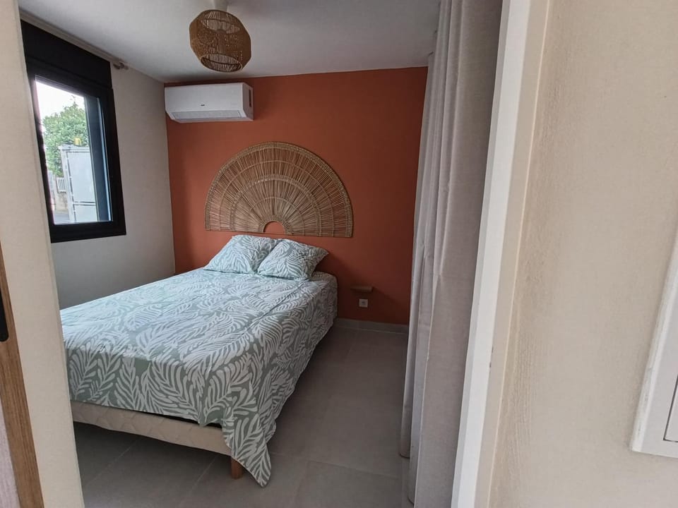 Bed, Photo of the whole room, Bedroom, storage, air conditioner