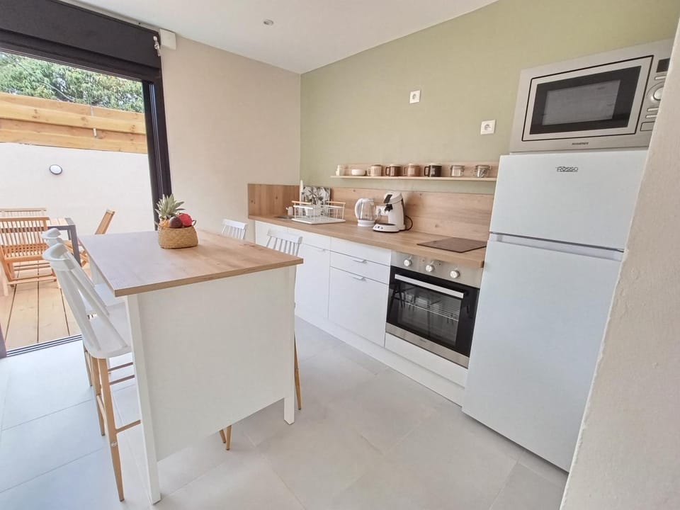 Coffee/tea facilities, Dining area, oven, stove