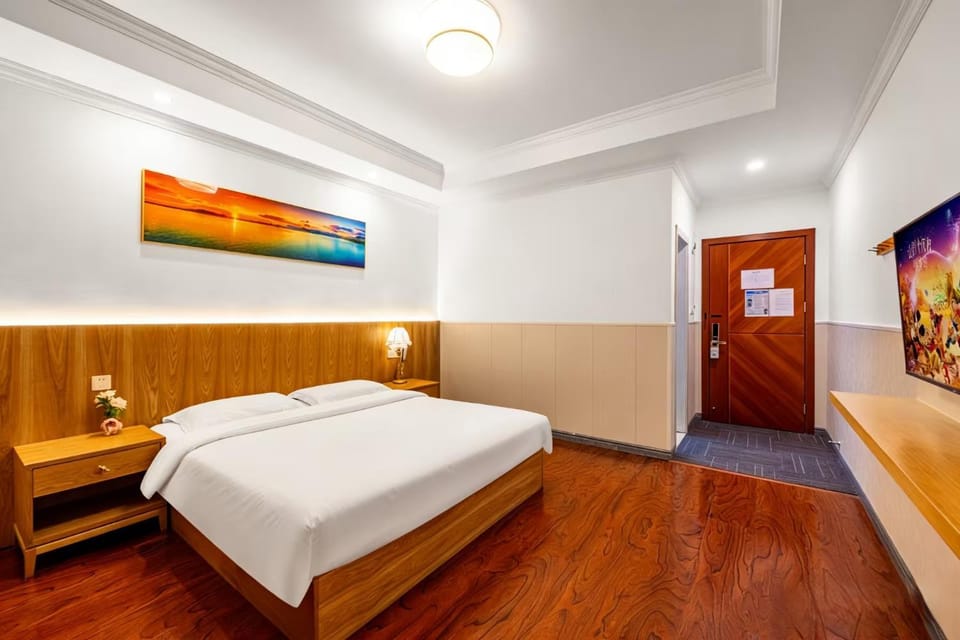 Bed, TV and multimedia, Photo of the whole room, Bedroom