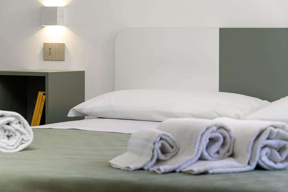 Bed, Bedroom, towels