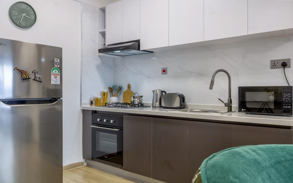 Coffee/tea facilities, microwave, oven, stove, toaster, kitchen