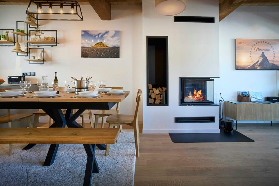 TV and multimedia, Dining area, fireplace