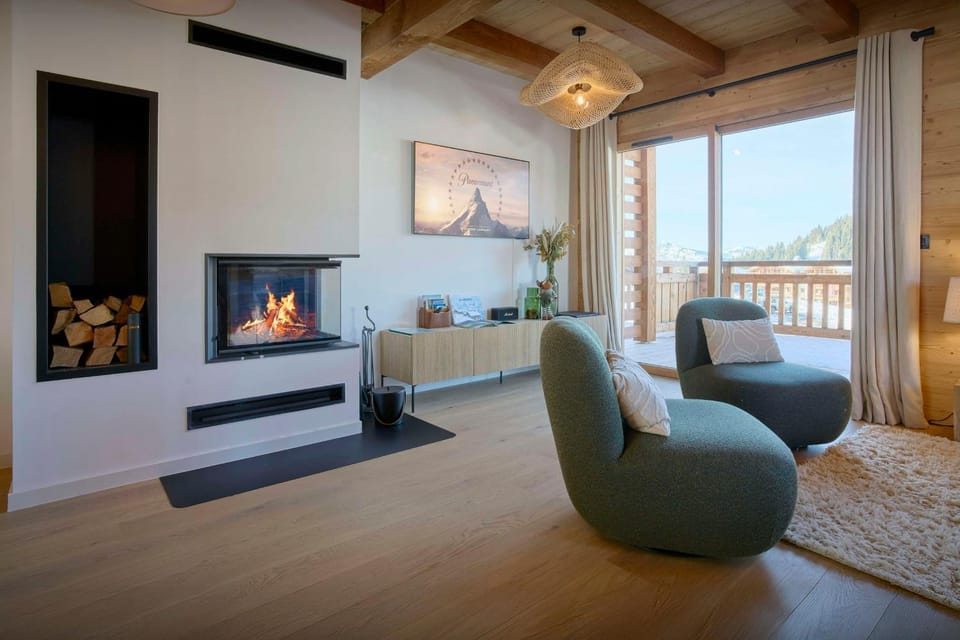 Summer, TV and multimedia, Living room, Seating area