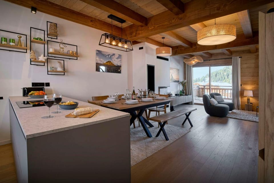 Kitchen or kitchenette, Dining area