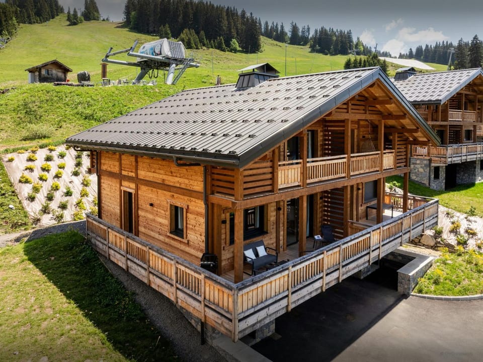 Property building, Day, Natural landscape, Summer, Mountain view