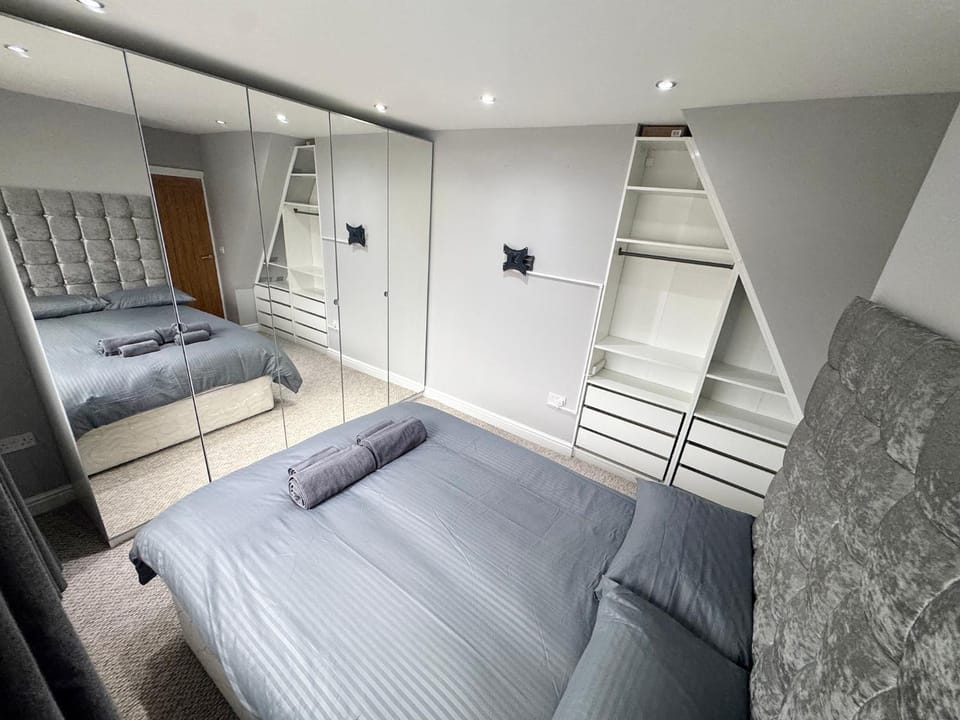 Bed, Photo of the whole room, Bedroom