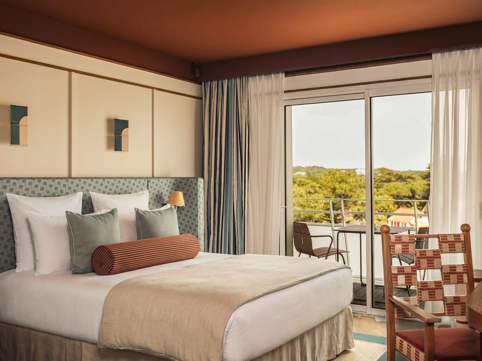 Bed, Natural landscape, View (from property/room), Balcony/Terrace, Living room, Photo of the whole room, Seating area, Bedroom