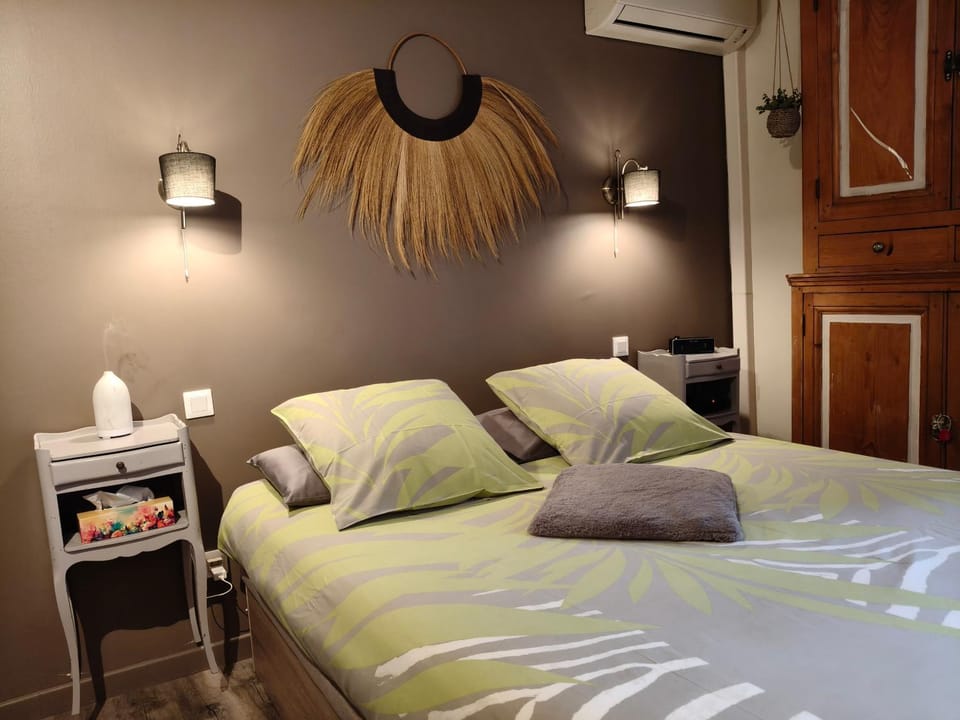 Bedroom, air conditioner
