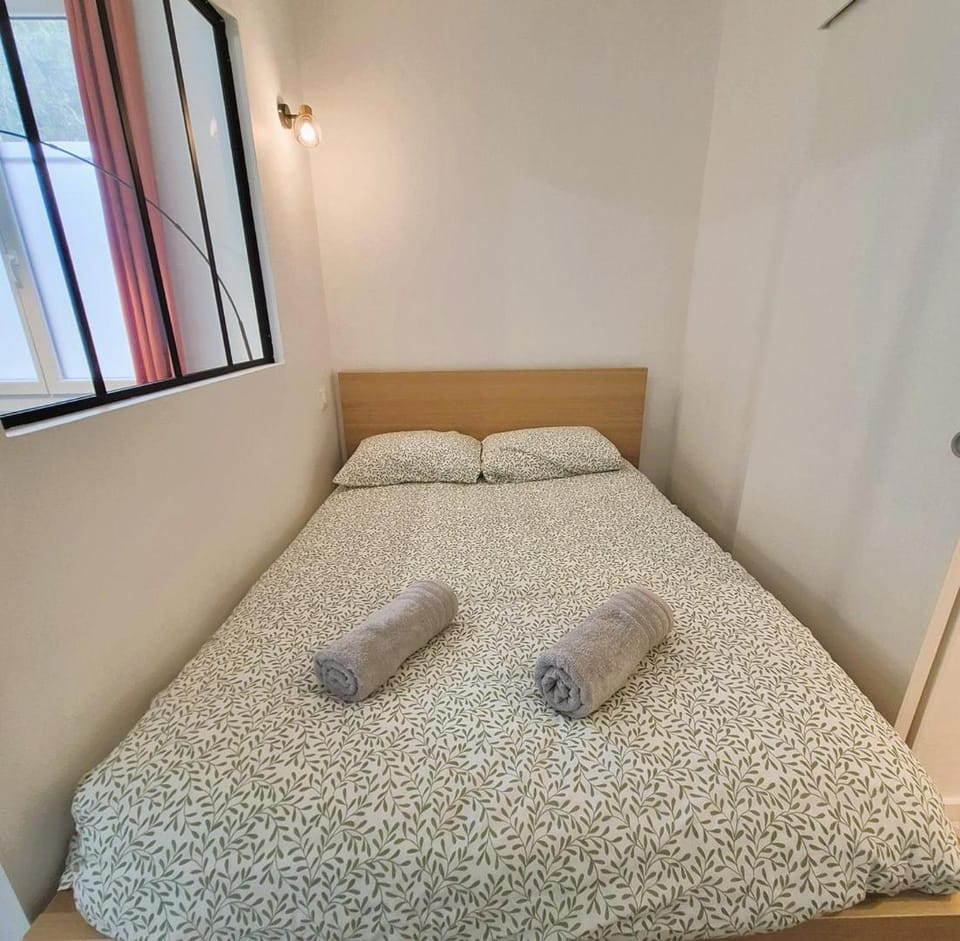 Bed, Photo of the whole room, Bedroom, towels