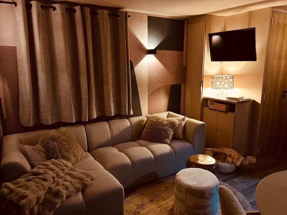 Communal lounge/ TV room, Living room
