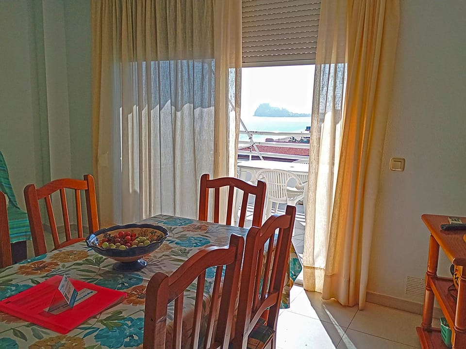 Spring, Summer, Balcony/Terrace, Living room, Photo of the whole room, Dining area, Beach, Hiking, Sea view, children, young children, older children, group of guests, Family, elevator