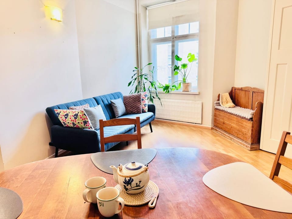Coffee/tea facilities, Living room, Food and drinks, Food, Drinks
