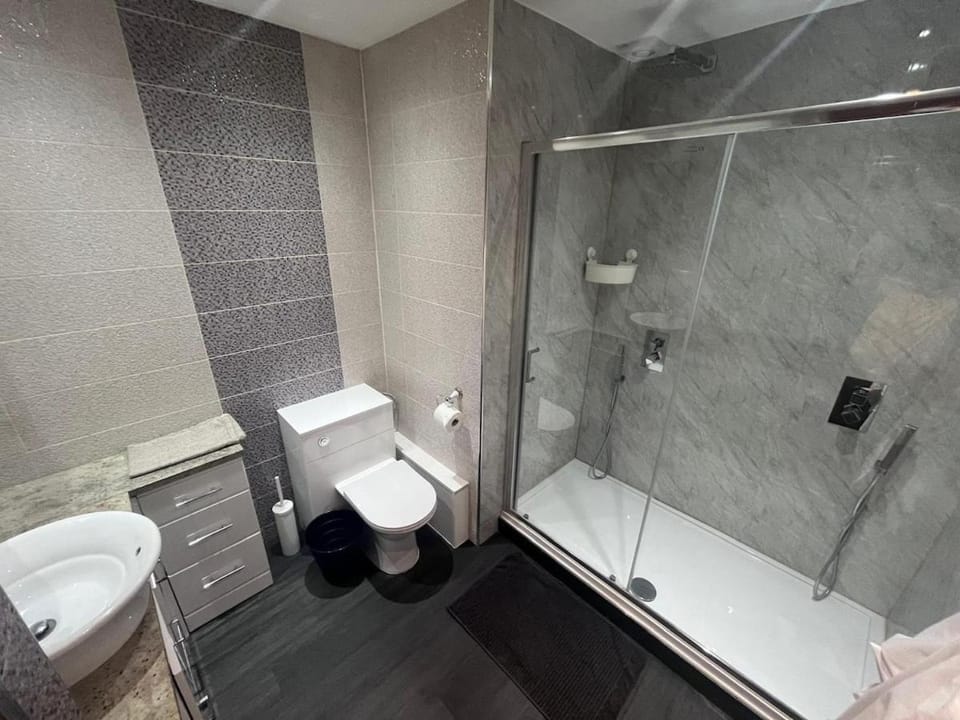 Spacious 3 bed available now in Swiss Cottage! Apartment in London Borough of Camden