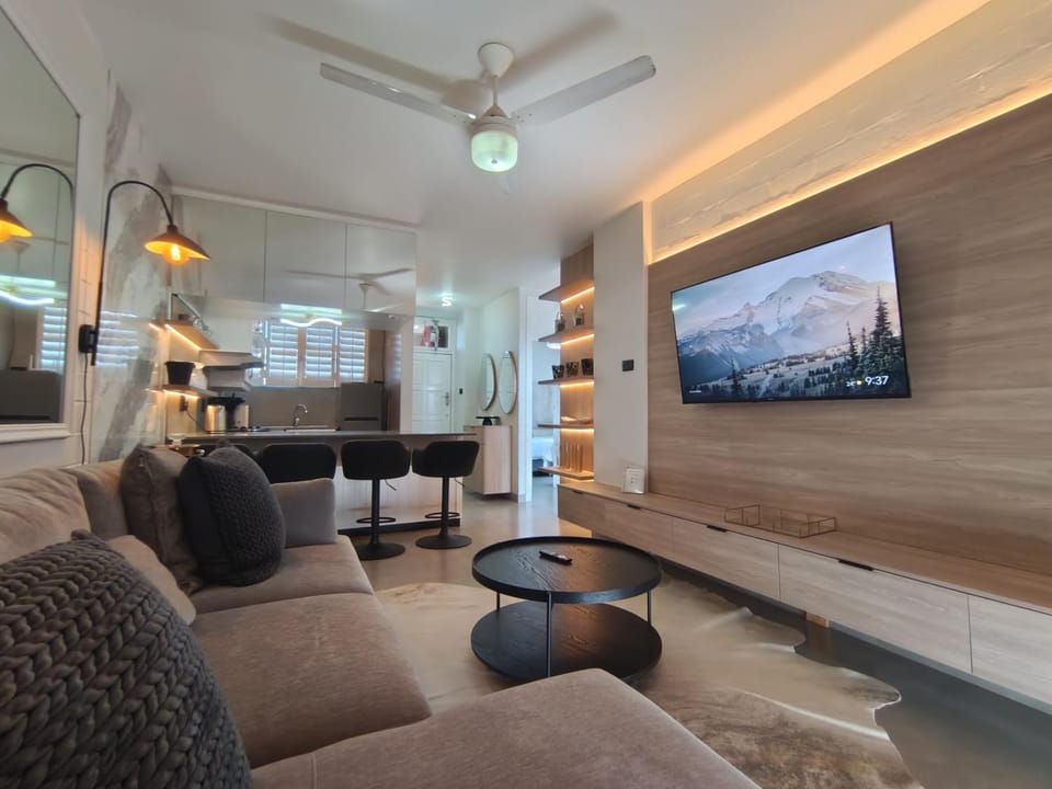 TV and multimedia, Living room, Seating area, Evening entertainment
