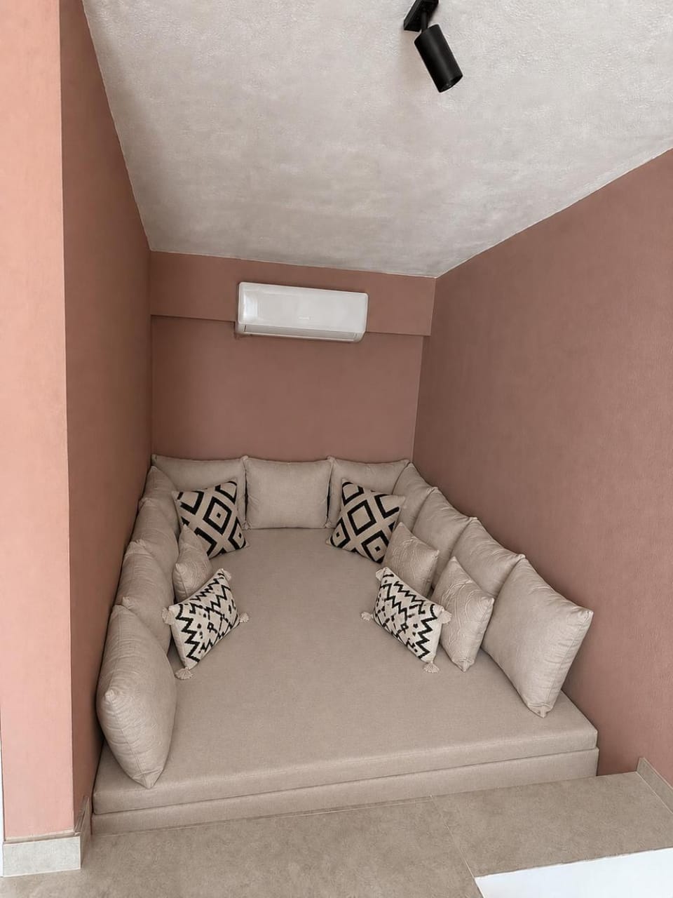 Bed, Seating area
