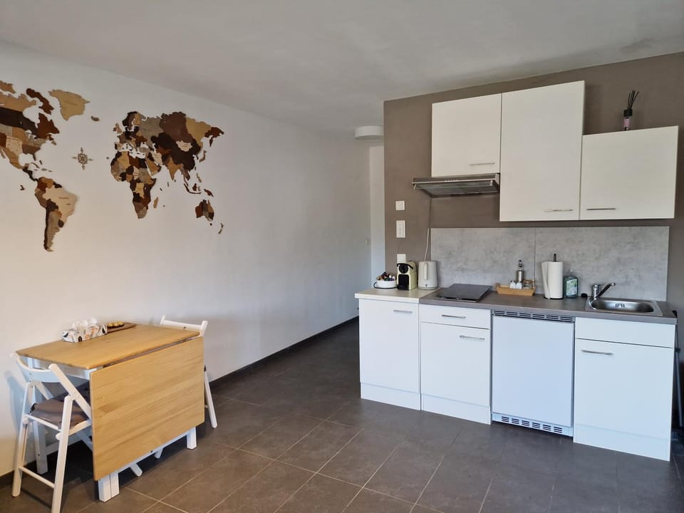 Coffee/tea facilities, Kitchen or kitchenette, Dining area, stove