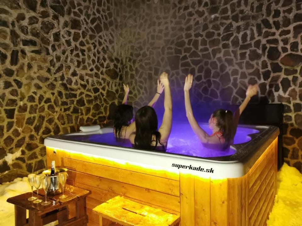 People, Hot Tub, Spa and wellness centre/facilities, group of guests