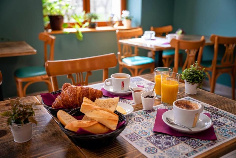 Restaurant/places to eat, Banquet/Function facilities, Breakfast, Continental breakfast