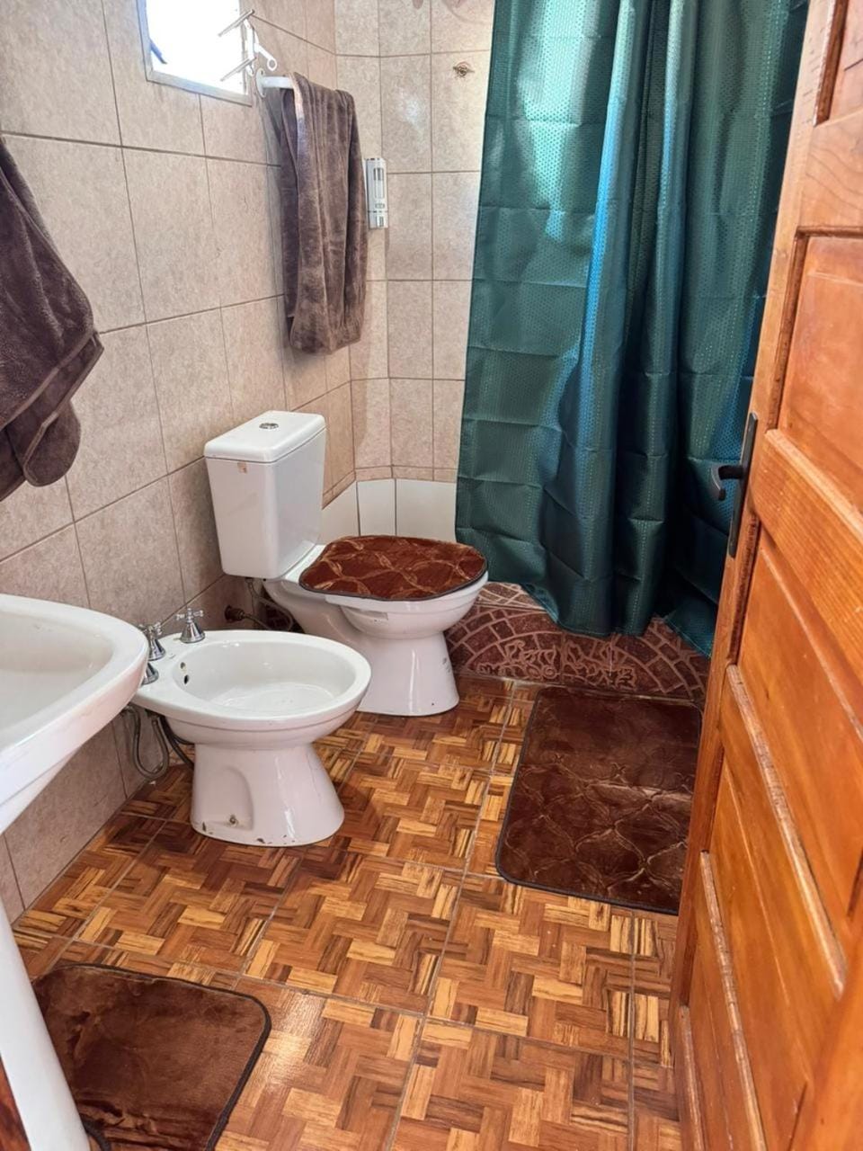 Shower, Toilet, Bathroom, bidet, towels