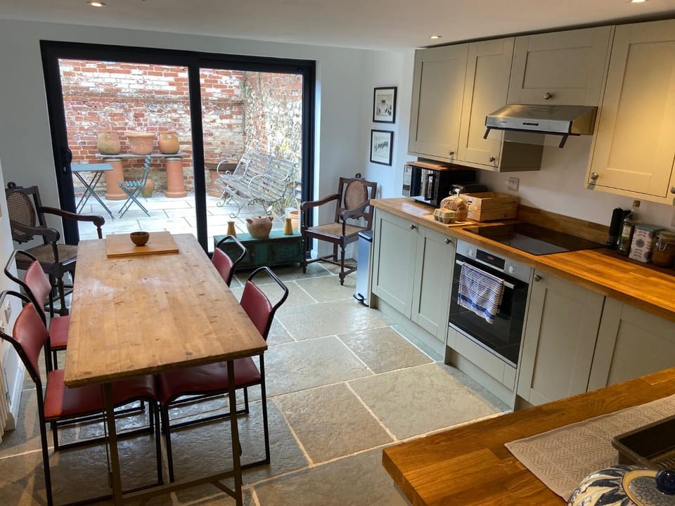 Dining area, kitchen