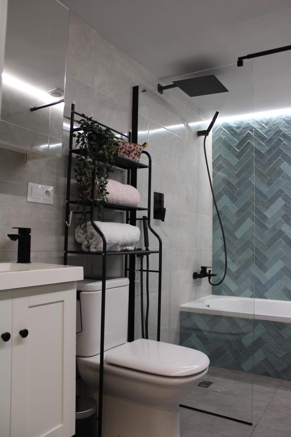 Shower, Hot Tub, Hot Tub, Bathroom, Bath