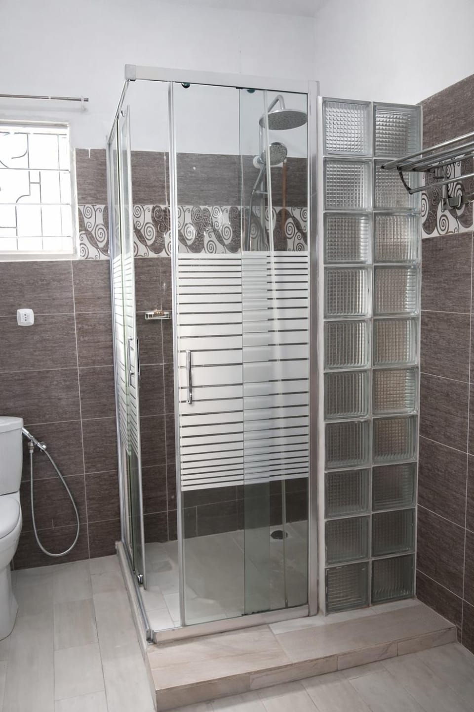 Shower, Toilet