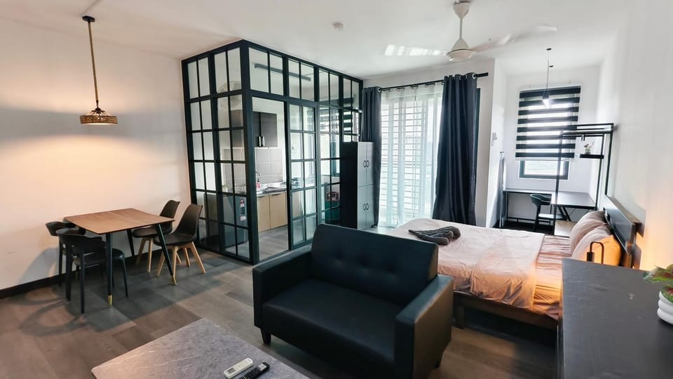 Bed, Living room, Photo of the whole room, Seating area, Dining area