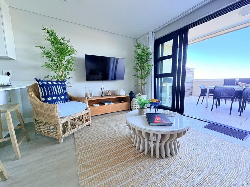 Patio, Communal lounge/ TV room, TV and multimedia, View (from property/room), Balcony/Terrace, Living room, Seating area, Dining area, Evening entertainment