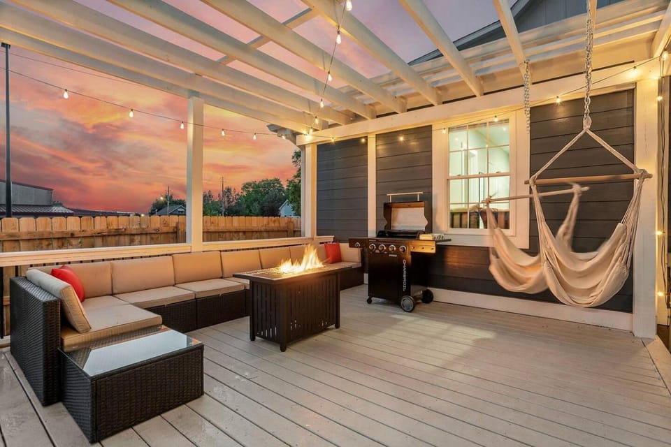 Seating area, fireplace