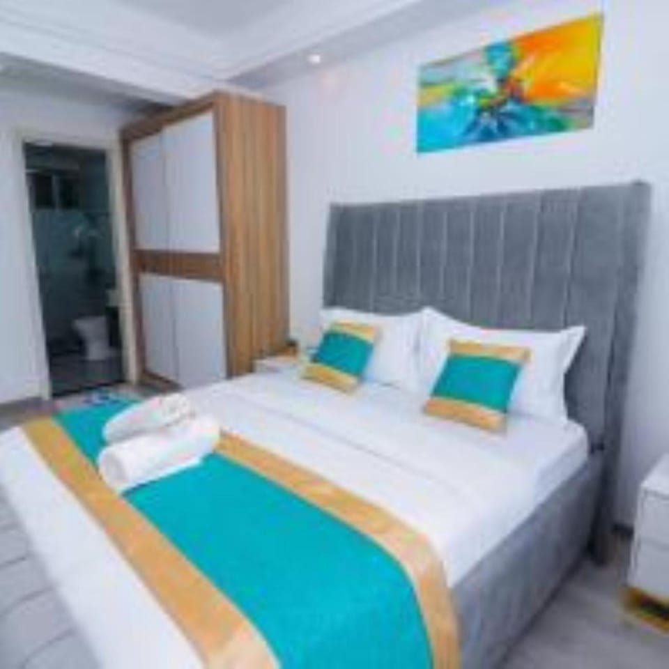 newly furnished two bedroom apartment with swimming pool, fully equipped gym, private parking space ,children playground and unbeatable scenic city views Apartment in Nairobi