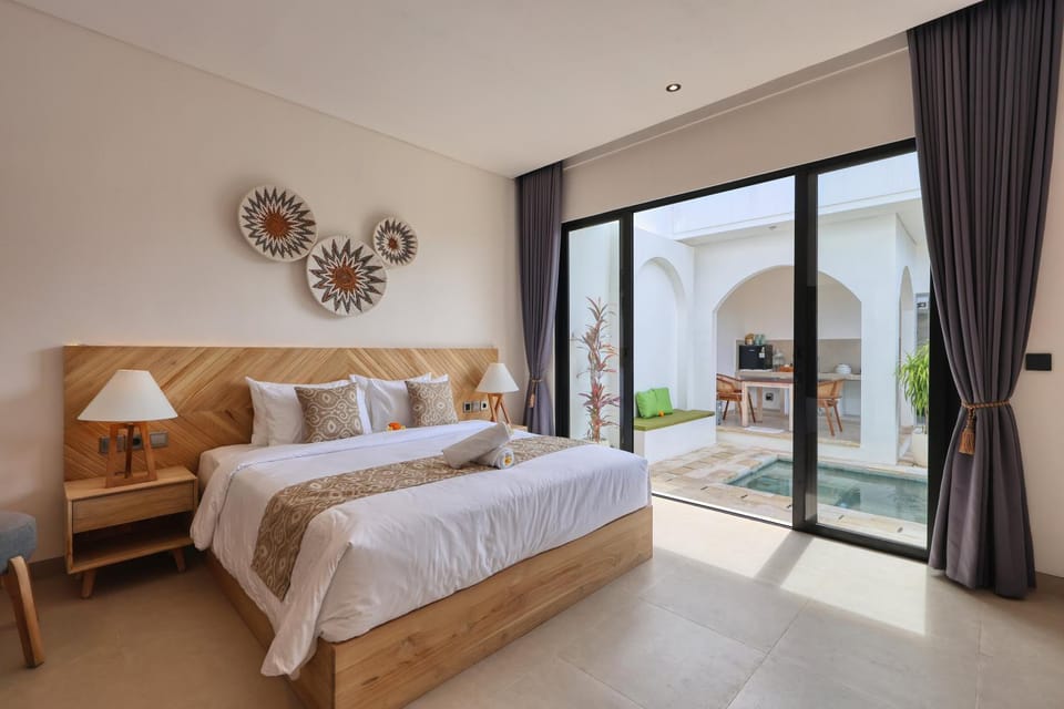 Bed, Bedroom, Pool view, towels